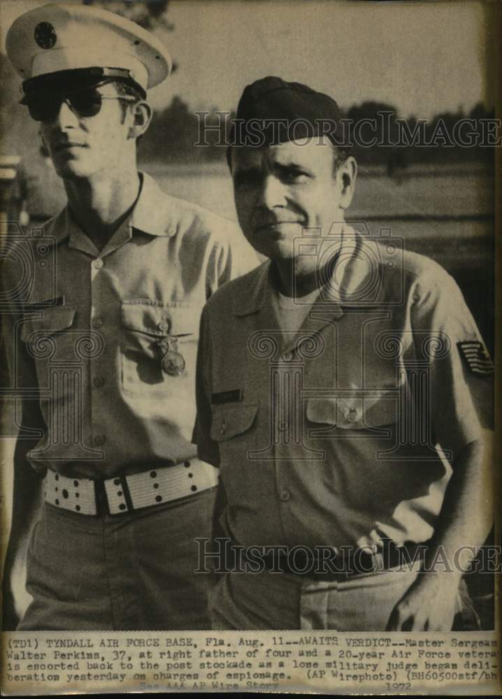 1972 Press Photo Master Sergeant Walter Perkins escorted to Tyndall stockade