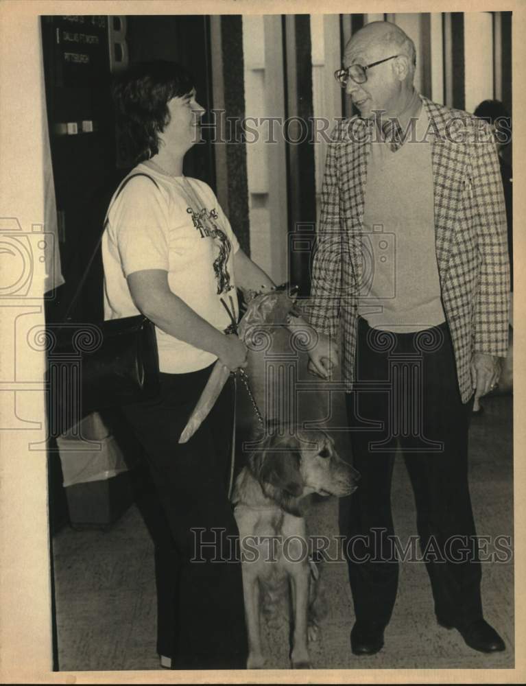 1981 Press Photo Carole Byrne with L. M. Gale of San Antonio Lions Club, Texas- Historic Images