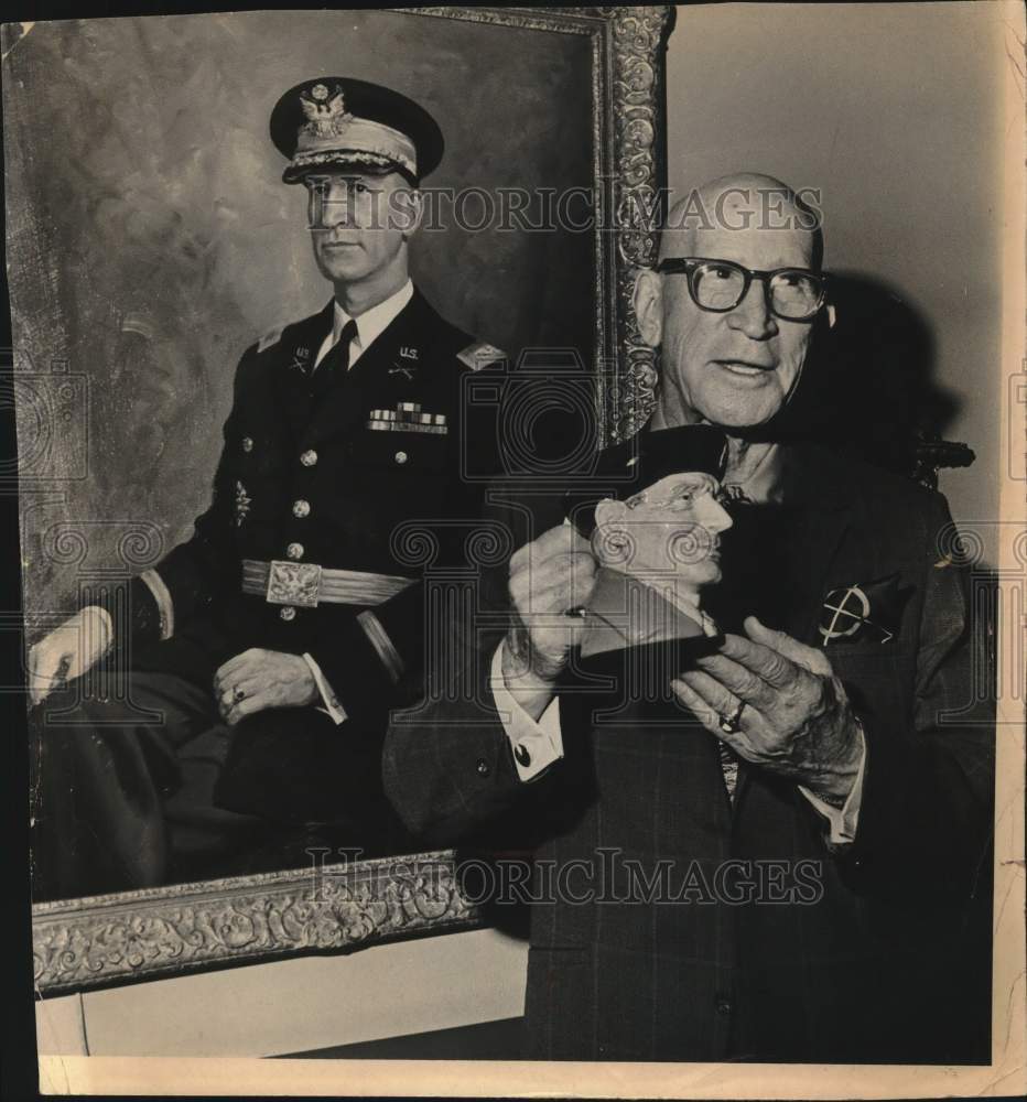 Press Photo General William Simpson with mug of Montgomery - sam02802- Historic Images