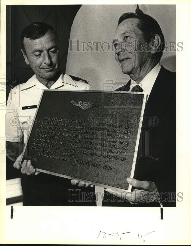 1984 Press Photo Colonel Carl Wall & Colonel J.B. Roan-Class 42A Plaque Unveiled