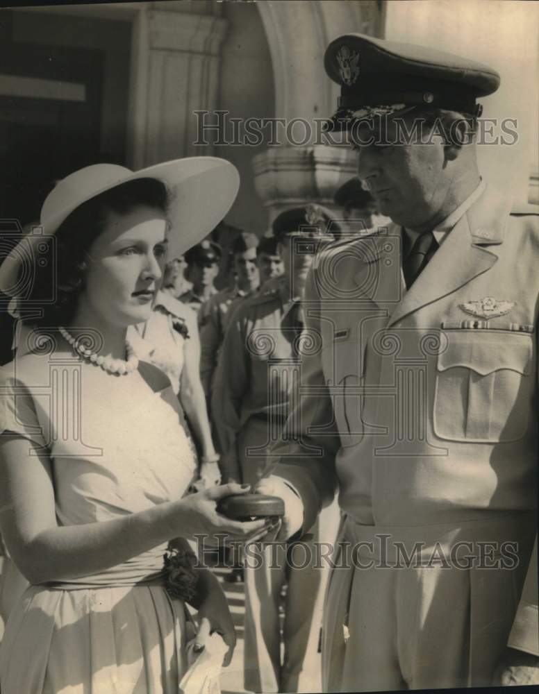 Press Photo Mrs. Bill Hensley receiving Posthumous honor for her husband- Historic Images