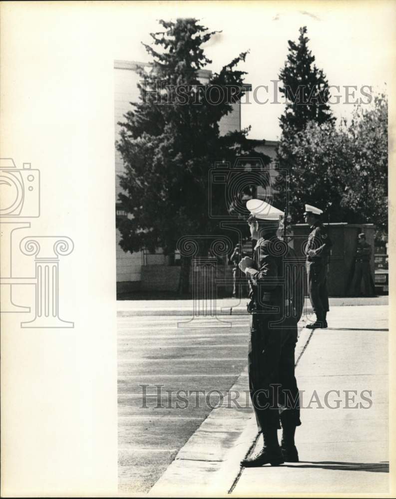Press Photo Security guards with M-1G's for Ky visit to San Antonio, Texas