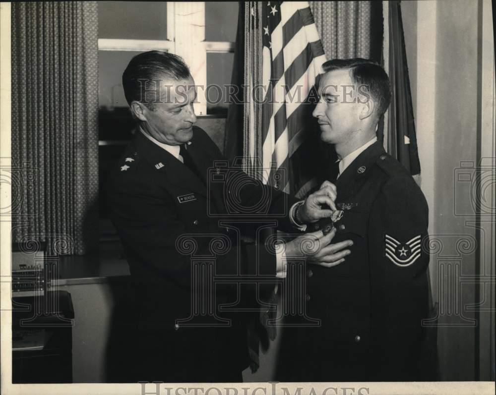 1960 Press Photo T/Sgt, William Henderson awarded medal by General Otis Benson- Historic Images