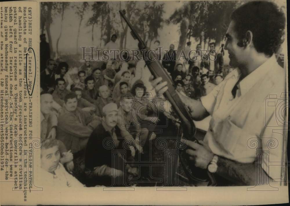 1974 Press Photo Israeli residents training for civilian patrol guard, Israel