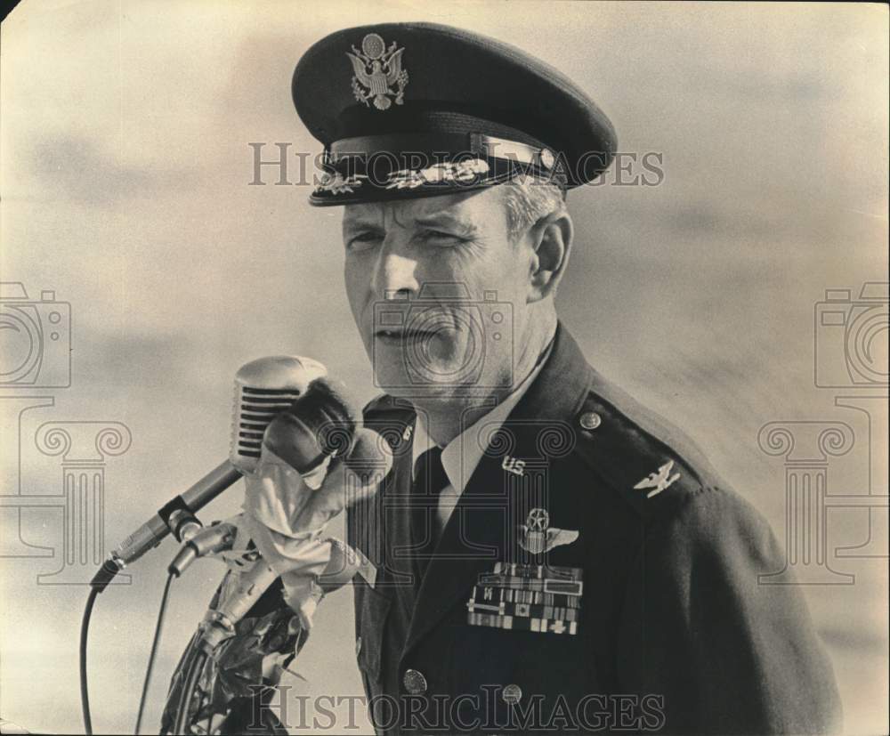 Press Photo Former POW Colonel Larson makes speech. - sam04075- Historic Images