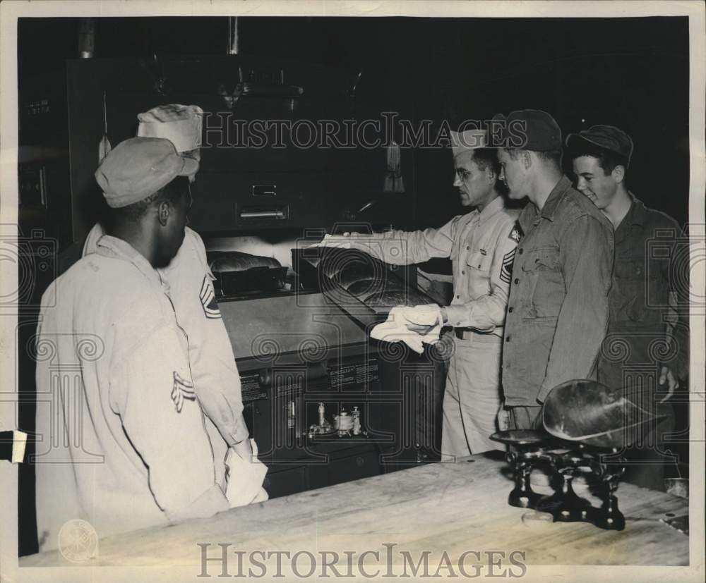 1947 Press Photo Master Sgt. Alton Juneau with food service school trainees- Historic Images