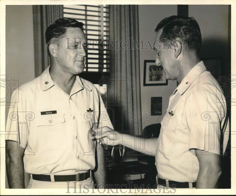 1966 Press Photo Lieutenant Colonel Lawrence Madsen at Award Cermony - sam05180