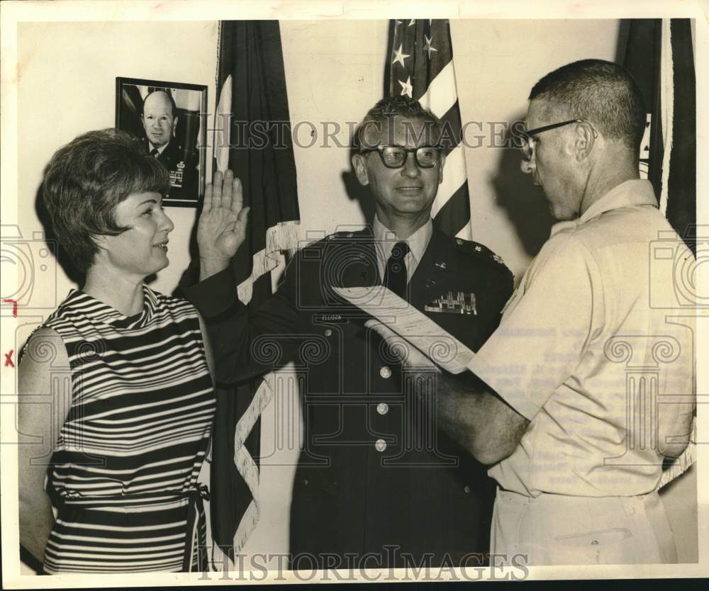 1970 Press Photo Joe M. Ellison takes Captain&#39;s Oath at Fort Sam Houston, Texas- Historic Images