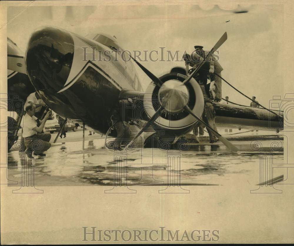 Press Photo Plane repaired after landing in Water - sam05549