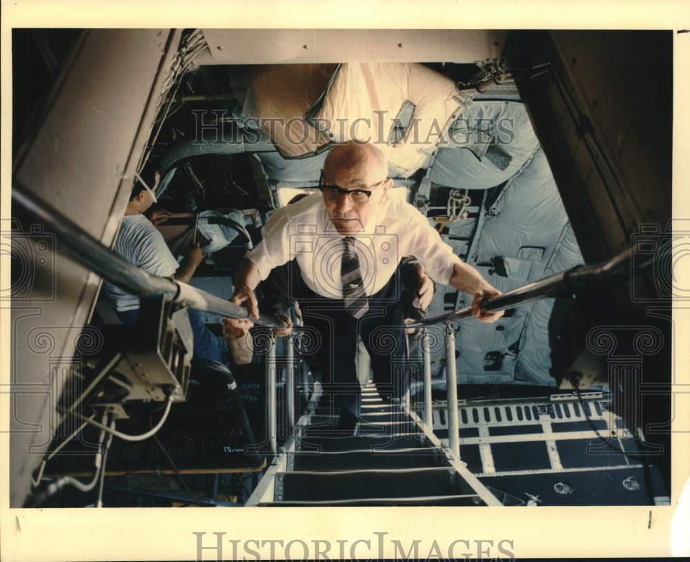 1993 Press Photo Ralph Sterns on C-5 Flight Deck at Kelly Air Force Base