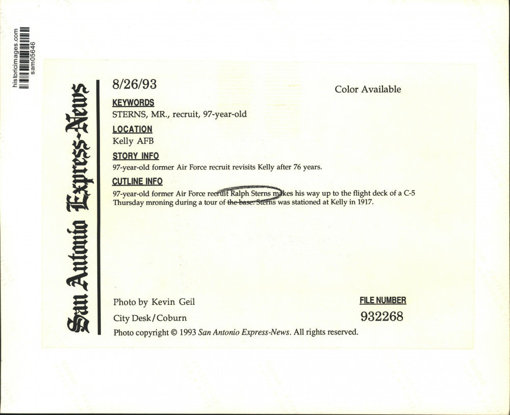 1993 Press Photo Ralph Sterns on C-5 Flight Deck at Kelly Air Force Base