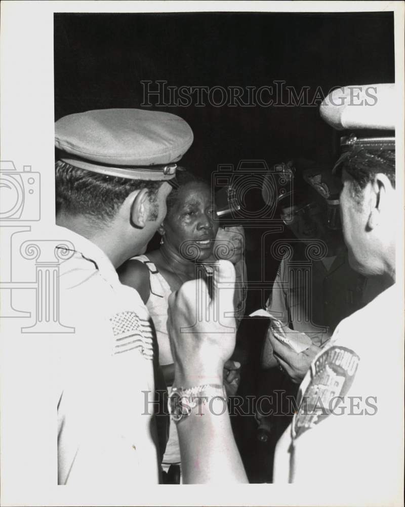 Press Photo Naomi Ferrel talking with military personnel - sam05857- Historic Images