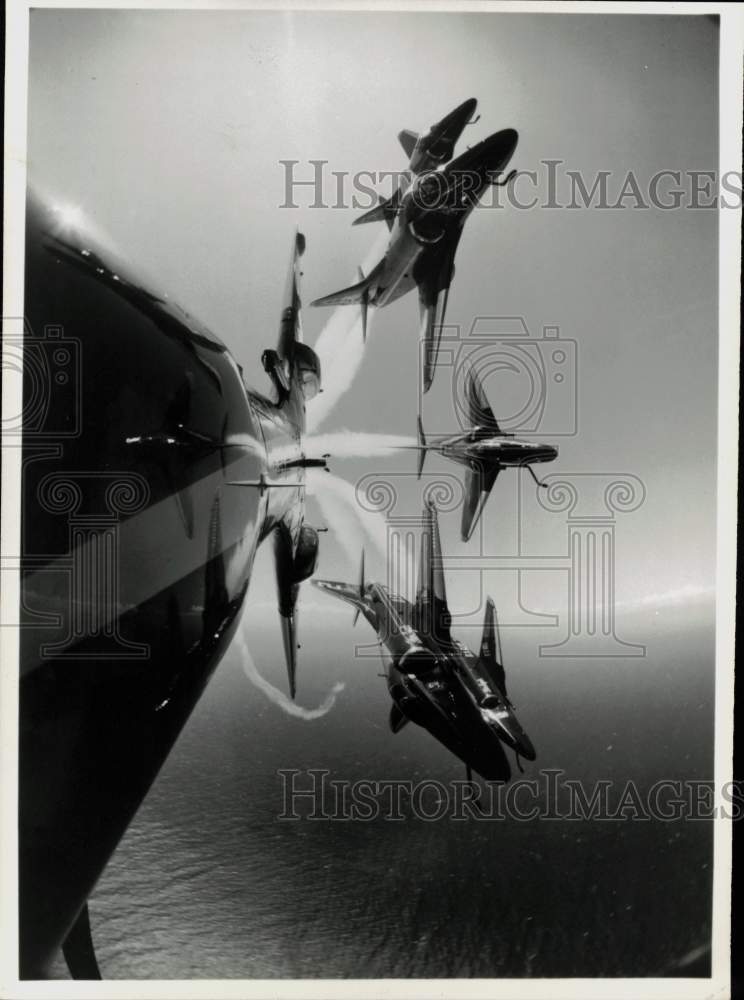 Press Photo U.S. Navy Blue Angels performing "Delta Roll" - sam05883