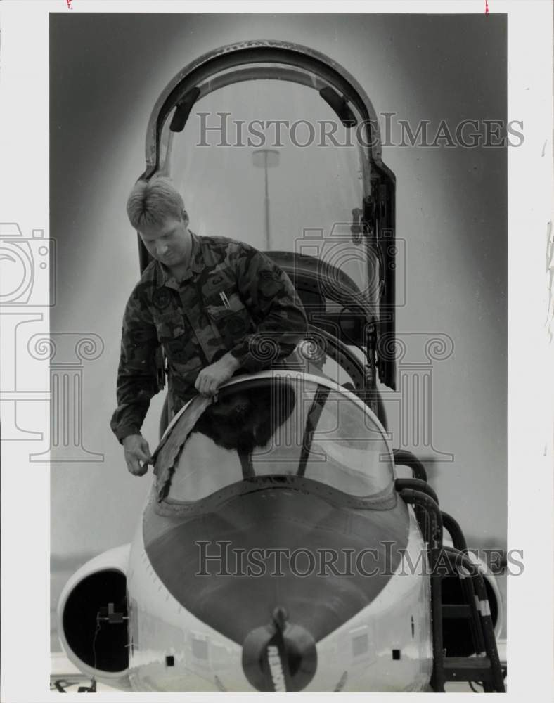 1989 Press Photo Sgt. Rick Thurman cleans glass on T-38 for training flight, TX- Historic Images