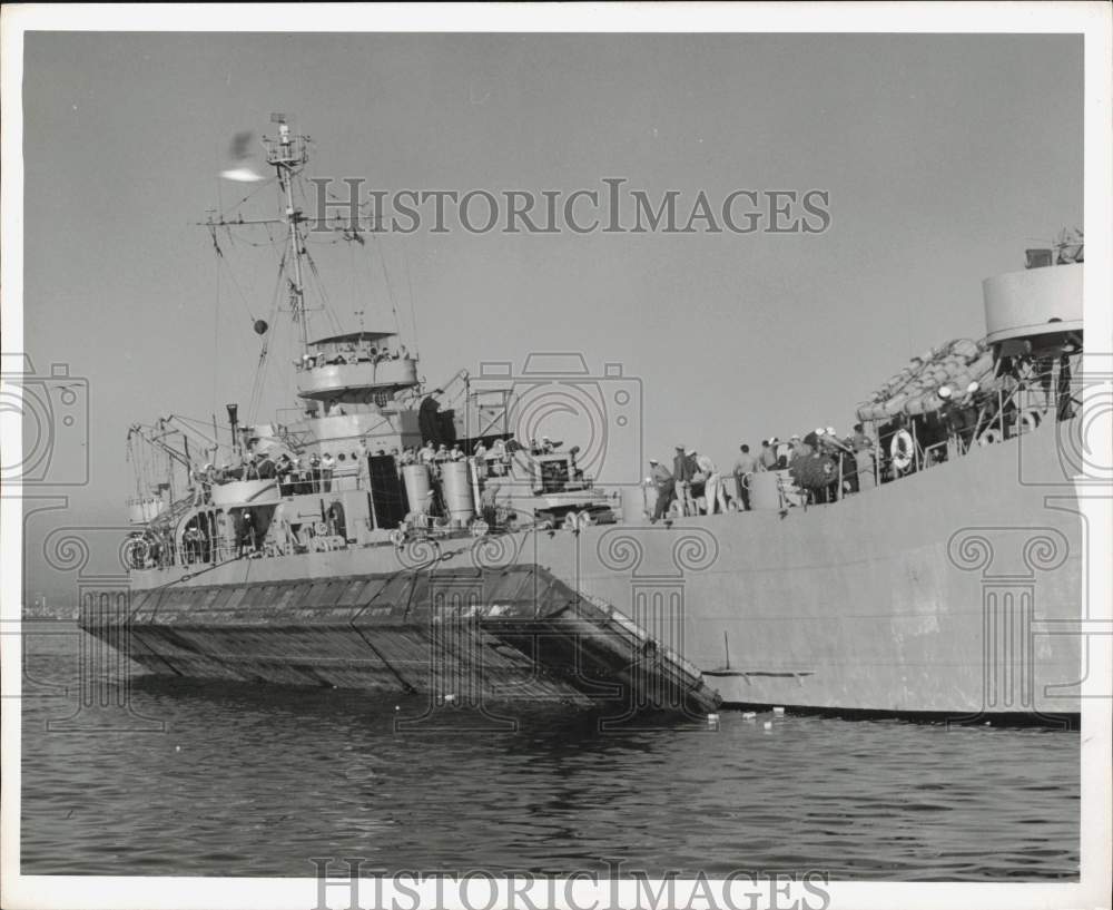 1951 Press Photo Pontoon causeway section is lifted aboard a Seabee LST- Historic Images