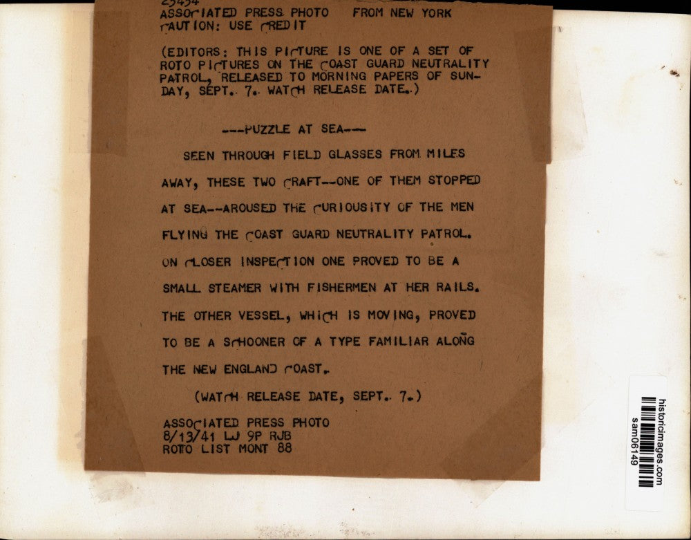 1941 Press Photo Small Steamer with Fishermen & Schooner off New England Coast