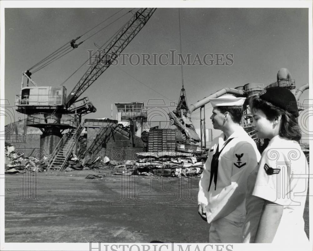1989 Press Photo HM3 Heath Owen & A/1C Pamela Ortiz at Newell Recycling, Texas