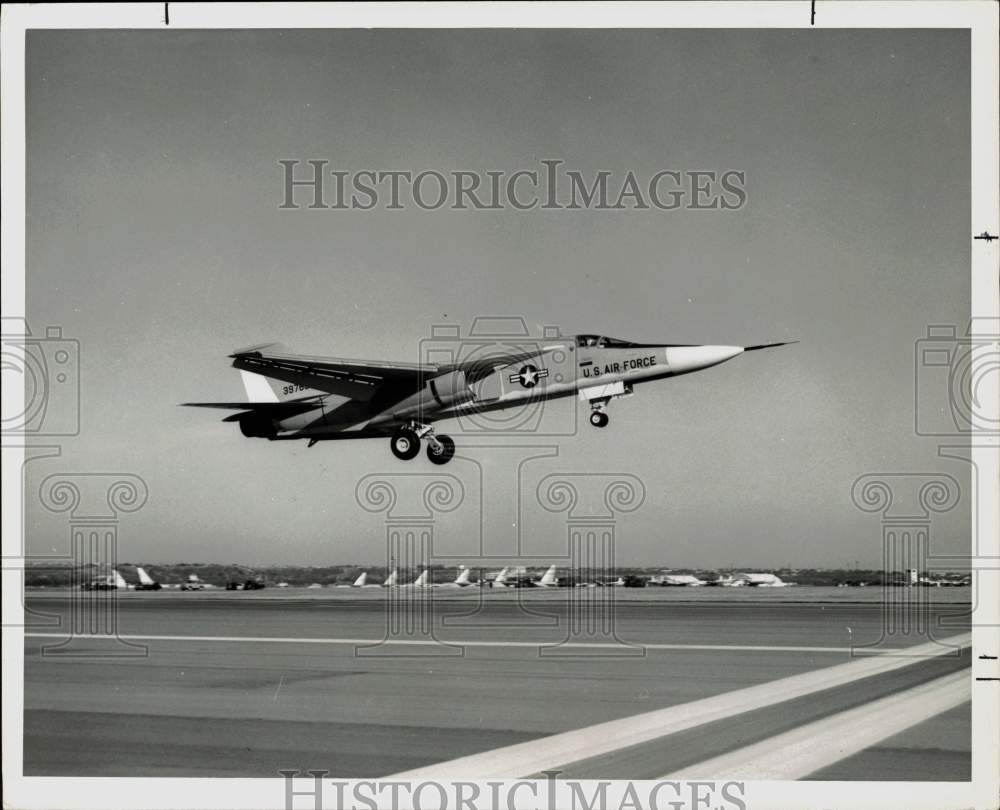 Press Photo US Air Force F-111 jet taking off from Fort Worth, TX - sam06279- Historic Images