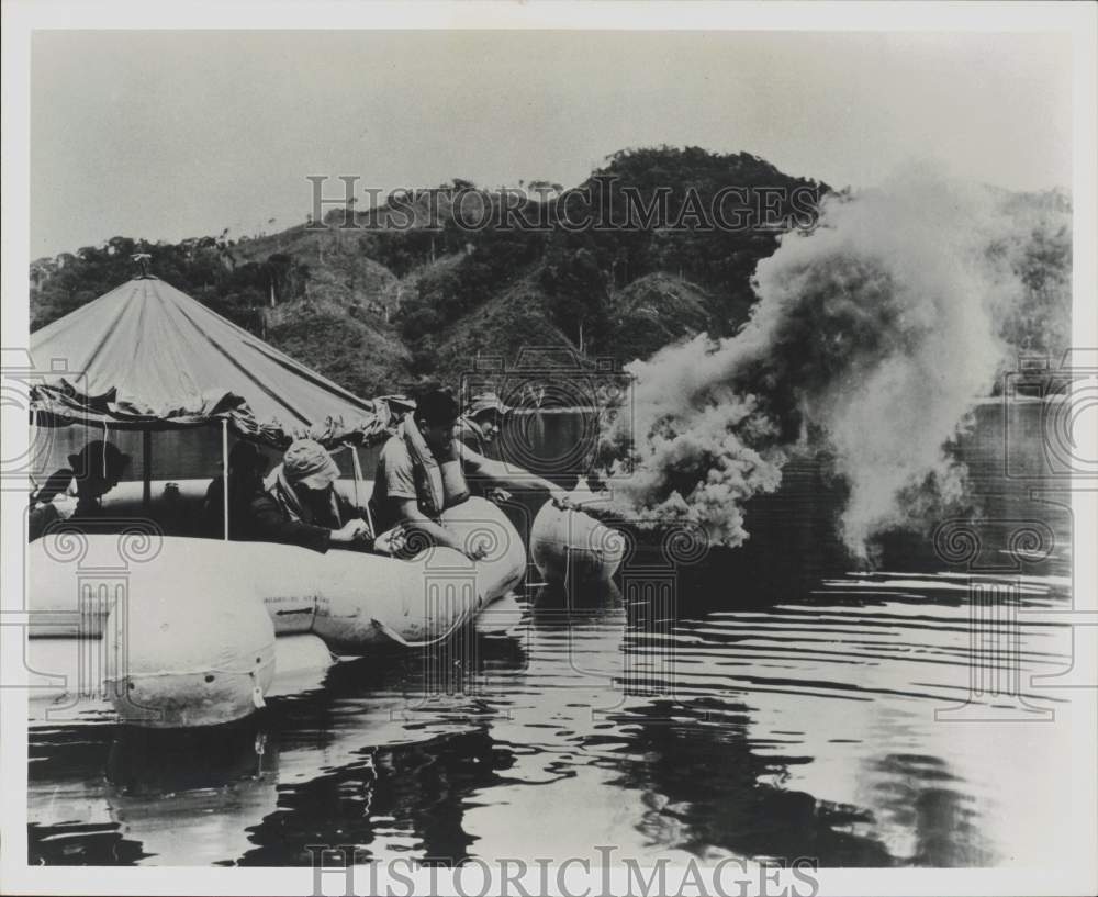 Press Photo Students at USAFSO Tropic Survival School learning water survival