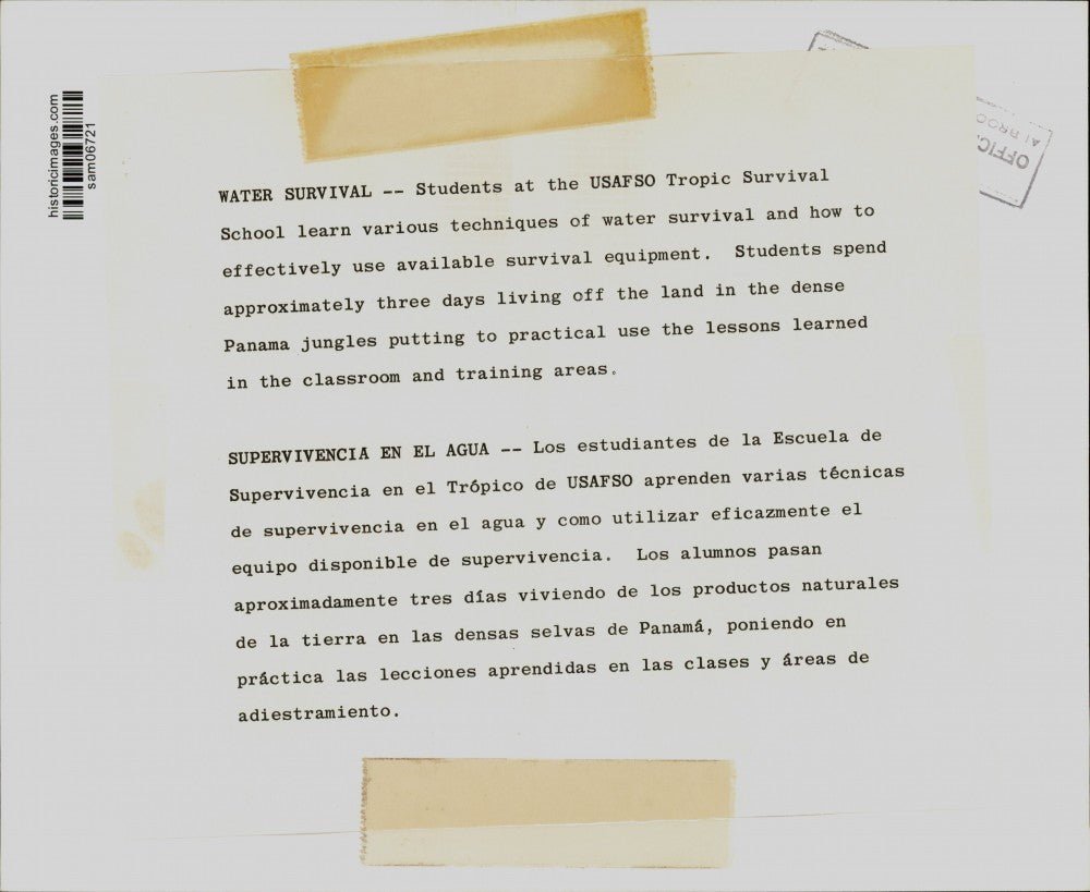 Press Photo Students at USAFSO Tropic Survival School learning water survival