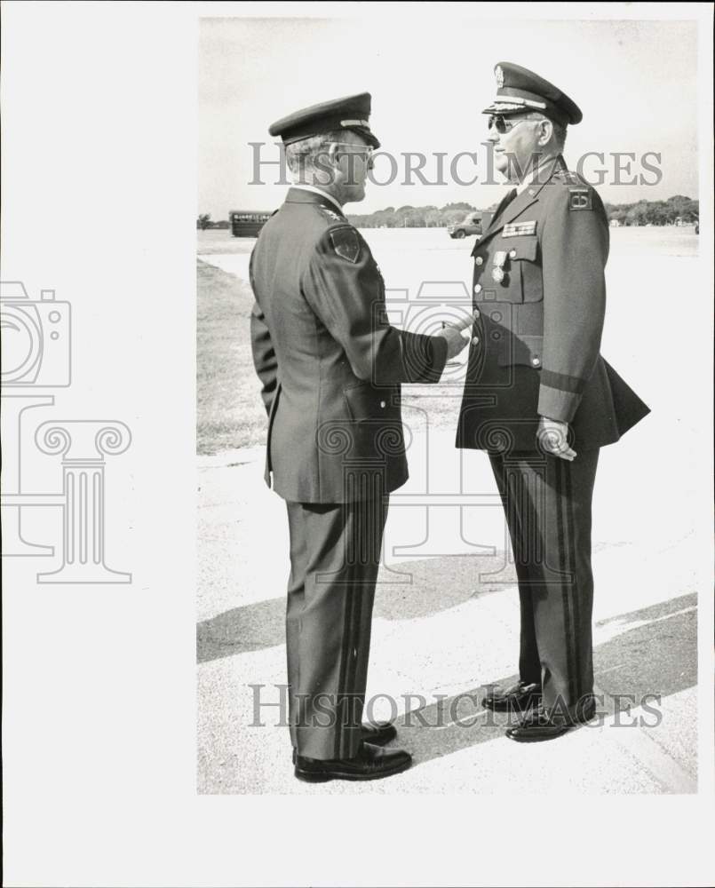 Press Photo Maj. Gen. Robert L. Lane received Distinguished Service Medal