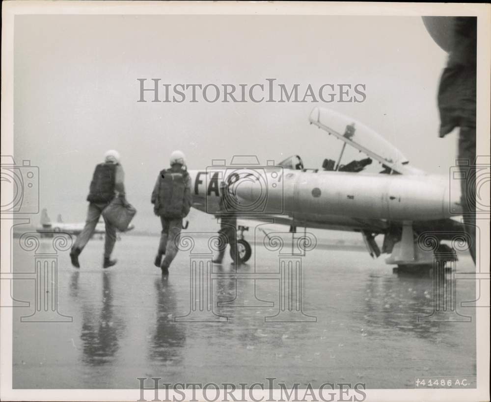 1952 Press Photo F-94 jet interceptor crew leaving on mission - sam07814