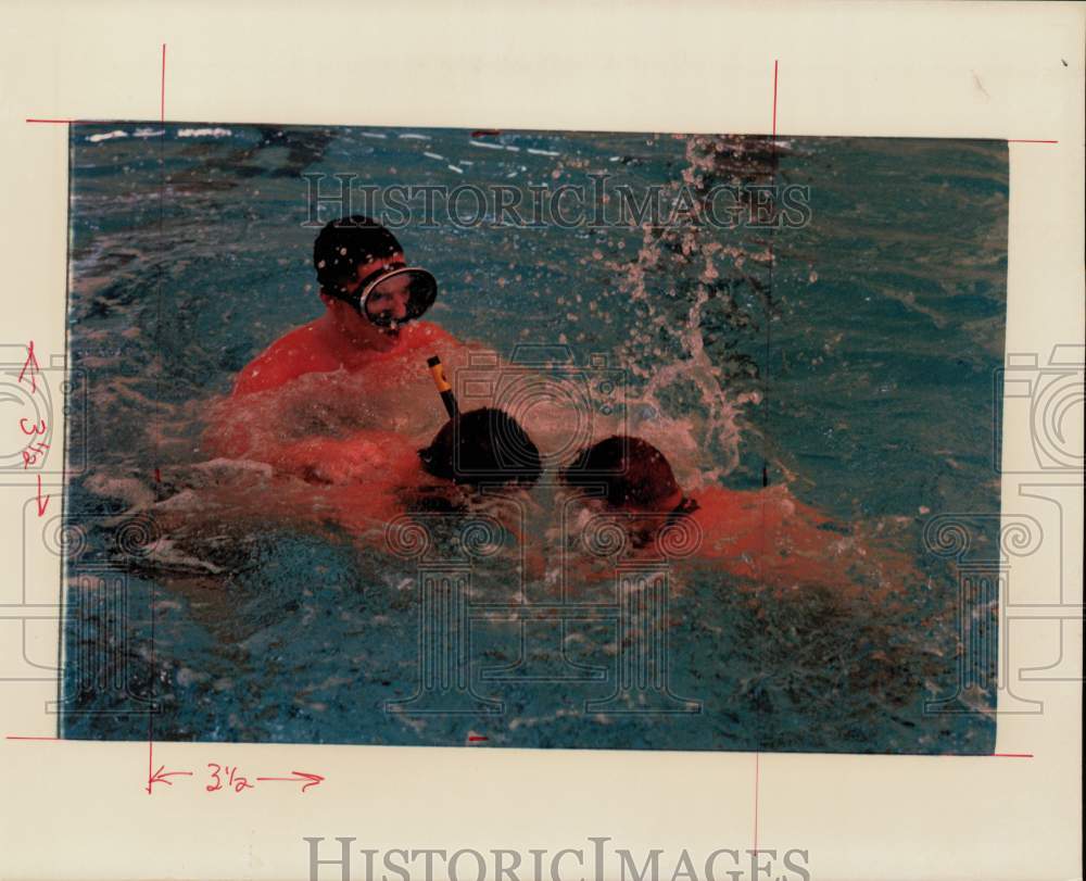 1988 Press Photo Pararescue water rescue training at Lackland Air Force Base, TX- Historic Images