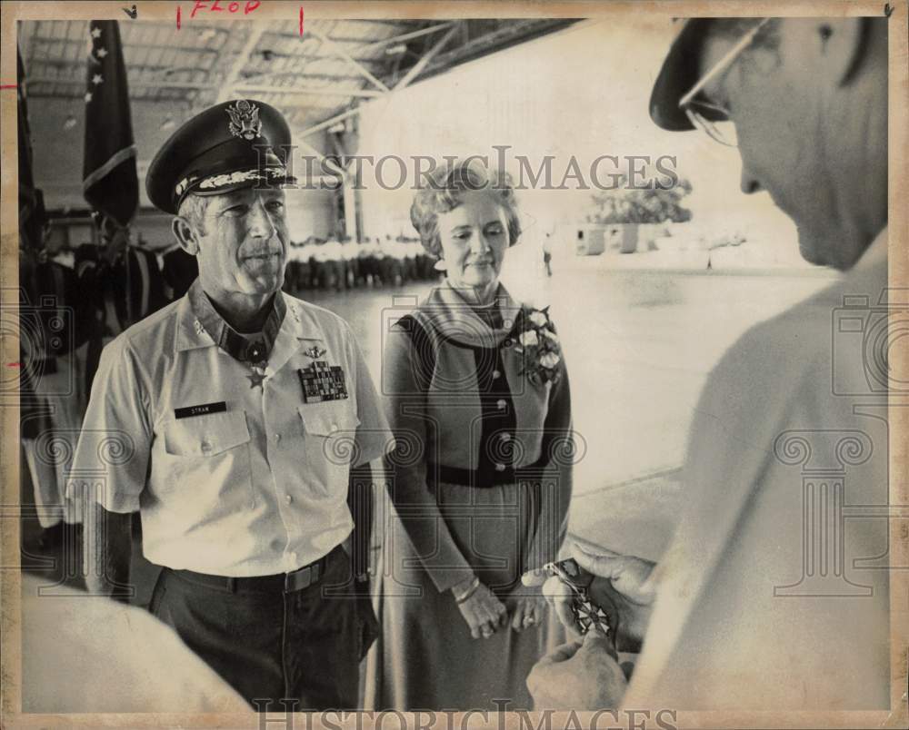 1878 Press Photo Major General Straw receives Legion of Merit medal, Texas- Historic Images