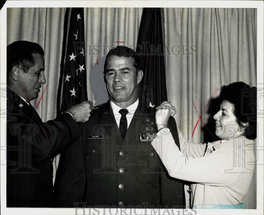 1972 Press Photo Major General Kenneth L. Tallman gets new stripes - sam08241