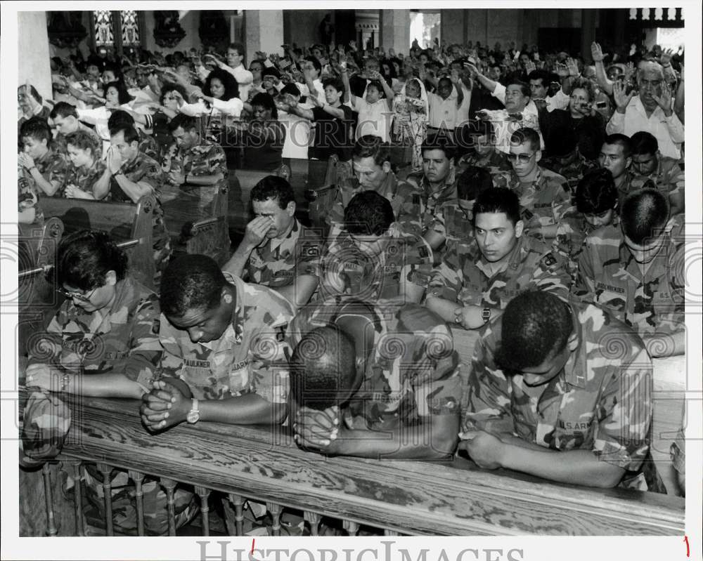 1990 Press Photo Army 340th Service &amp; Supply Co. at San Fernando Cathedral, TX- Historic Images