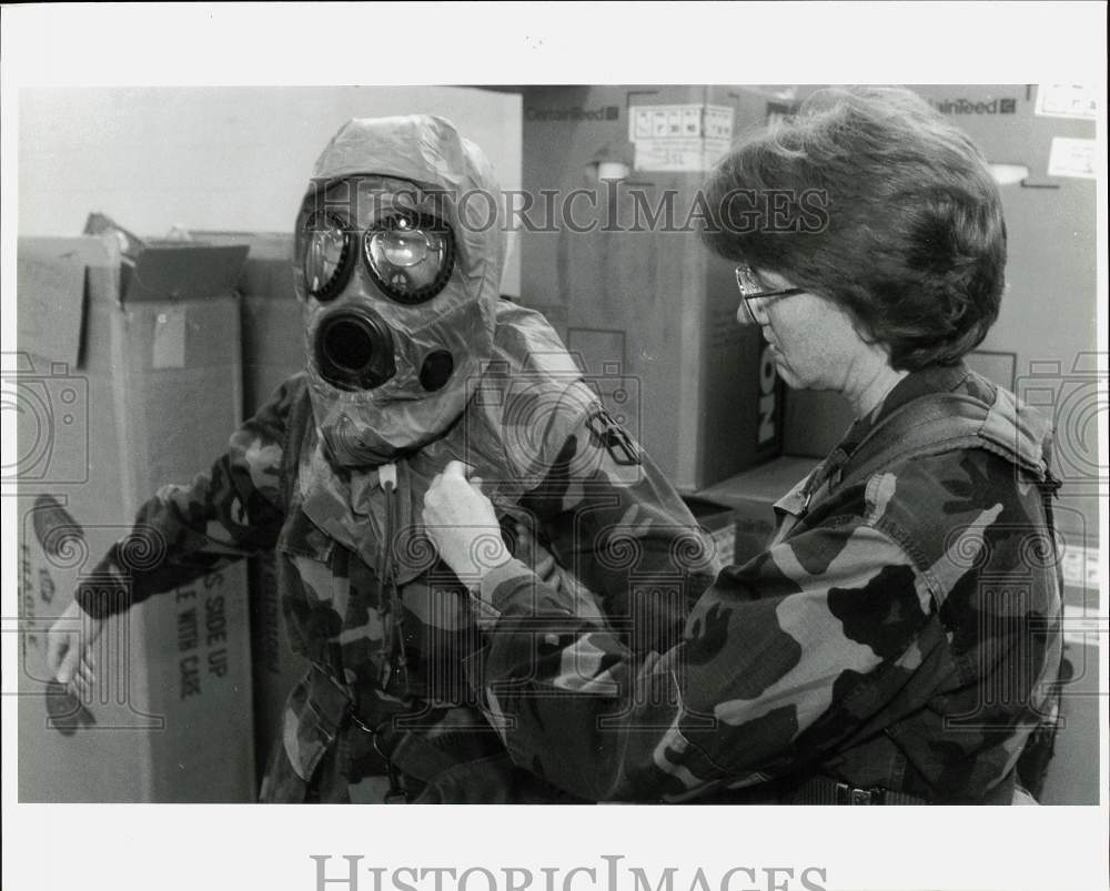 1990 Press Photo Maj. Chris De Stefon & Lt. Mary Menard with chemical masks, TX