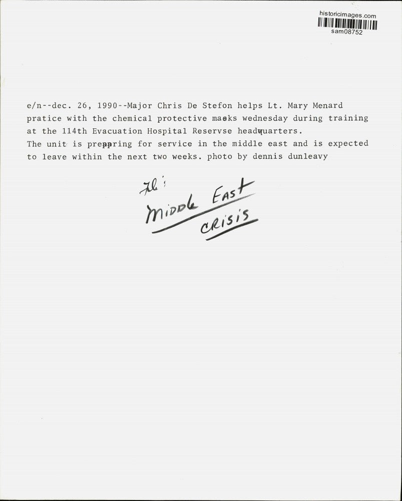 1990 Press Photo Maj. Chris De Stefon & Lt. Mary Menard with chemical masks, TX