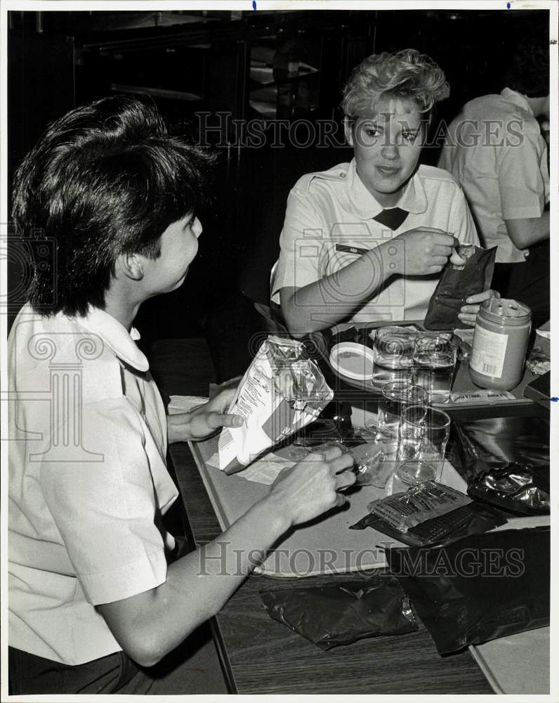 1986 Press Photo Yvonne Sims & Kathy Kidd eat combat rations at Lackland AFB, TX