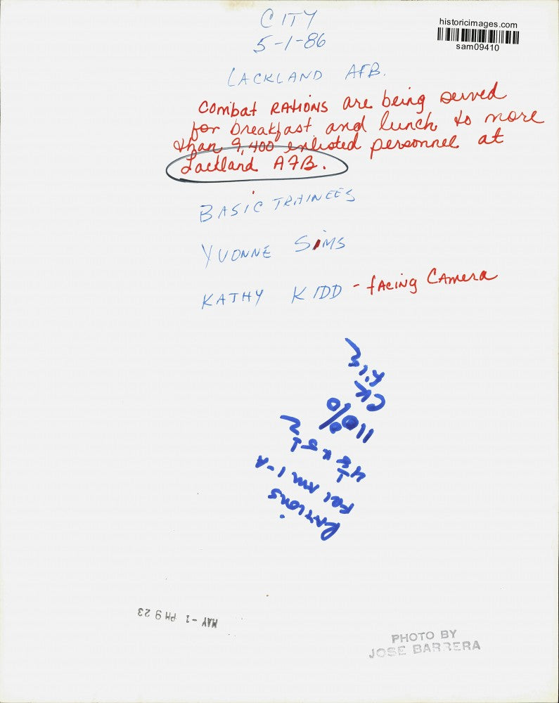 1986 Press Photo Yvonne Sims & Kathy Kidd eat combat rations at Lackland AFB, TX