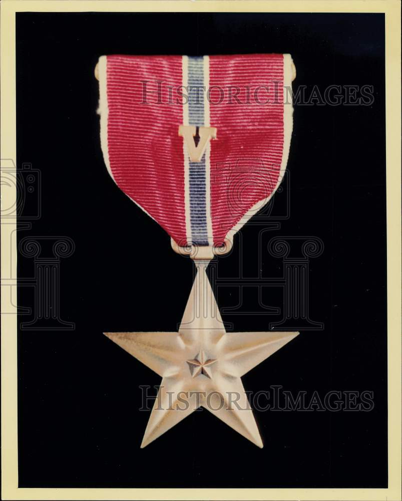 Press Photo Bronze Star Medal with "V" device for Valor - sam09420- Historic Images