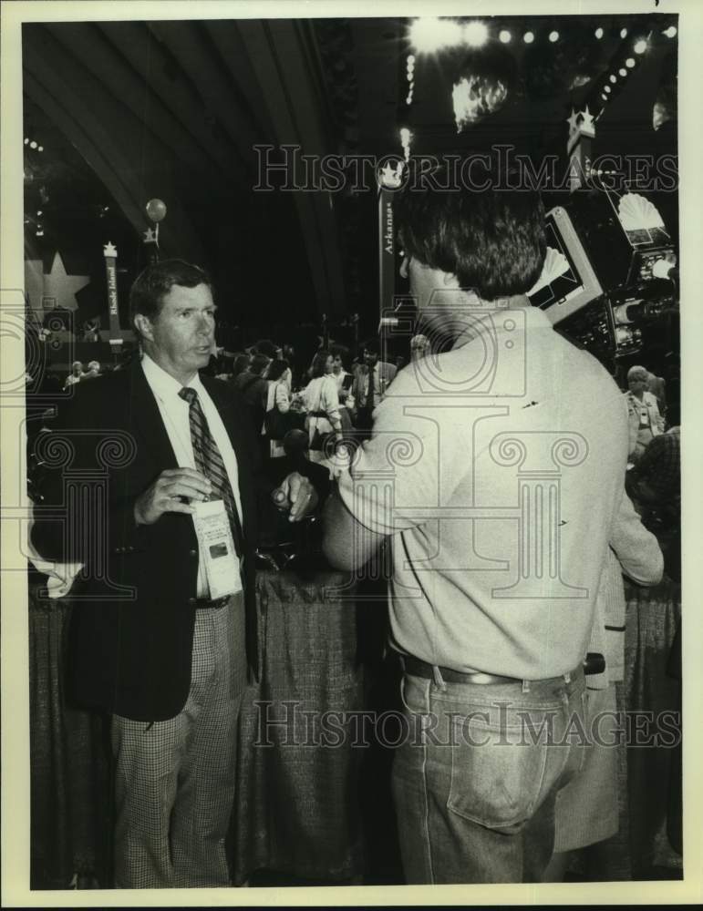 1984 Press Photo Steve Delaney anchors Democratic National Convention on NBC.- Historic Images