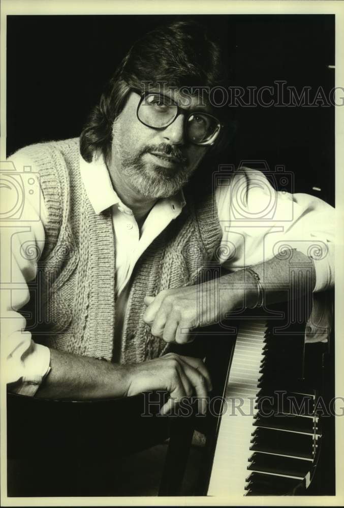 1983 Press Photo Martin Charnin, director and co-author of Upstairs at O&#39;Neils.- Historic Images