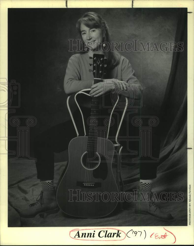 1997 Press Photo Anni Clark, folk-blues singer, songwriter and musician.- Historic Images