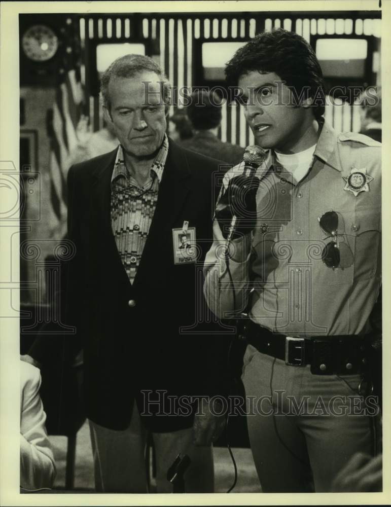 1983 Press Photo Erik Estrada and Astronaut Gordon Cooper on CHiPs, on NBC.- Historic Images
