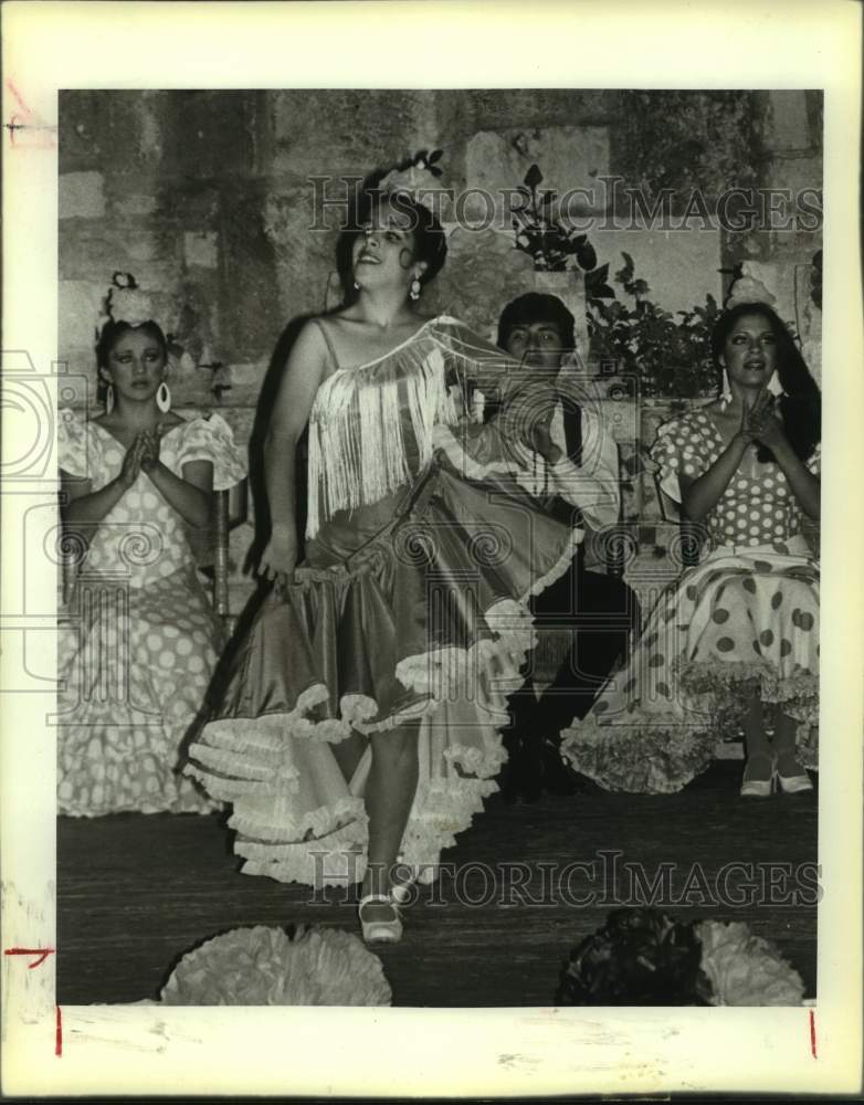 1983 Press Photo Ballet Folklorico at Arneson Theater in San Antonio.- Historic Images