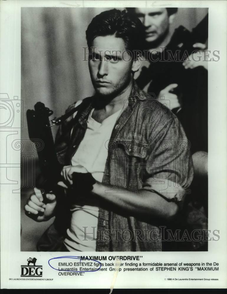 1986 Press Photo Emilio Estevez in a scene from Maximum Overdrive. - sap02135- Historic Images