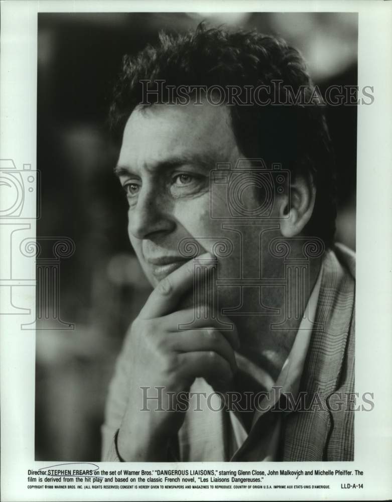 1988 Press Photo Director Stephen Frears on the set of "Dangerous Liaisons"- Historic Images