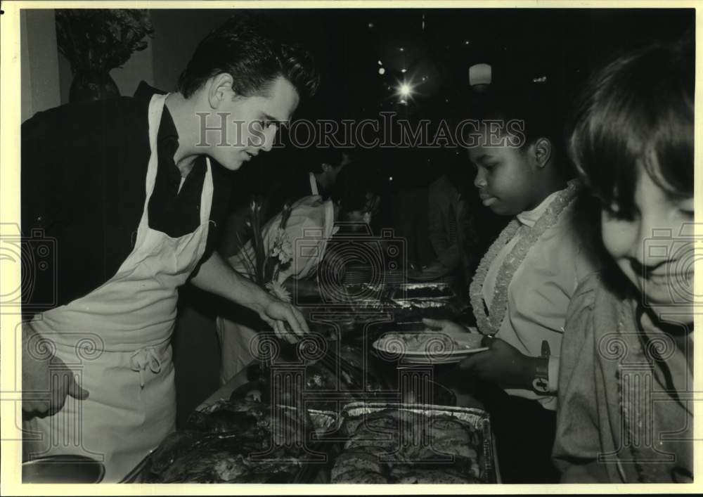 1987 Press Photo Actor Matt Dillon serves Thanksgiving to New York homeless girl- Historic Images