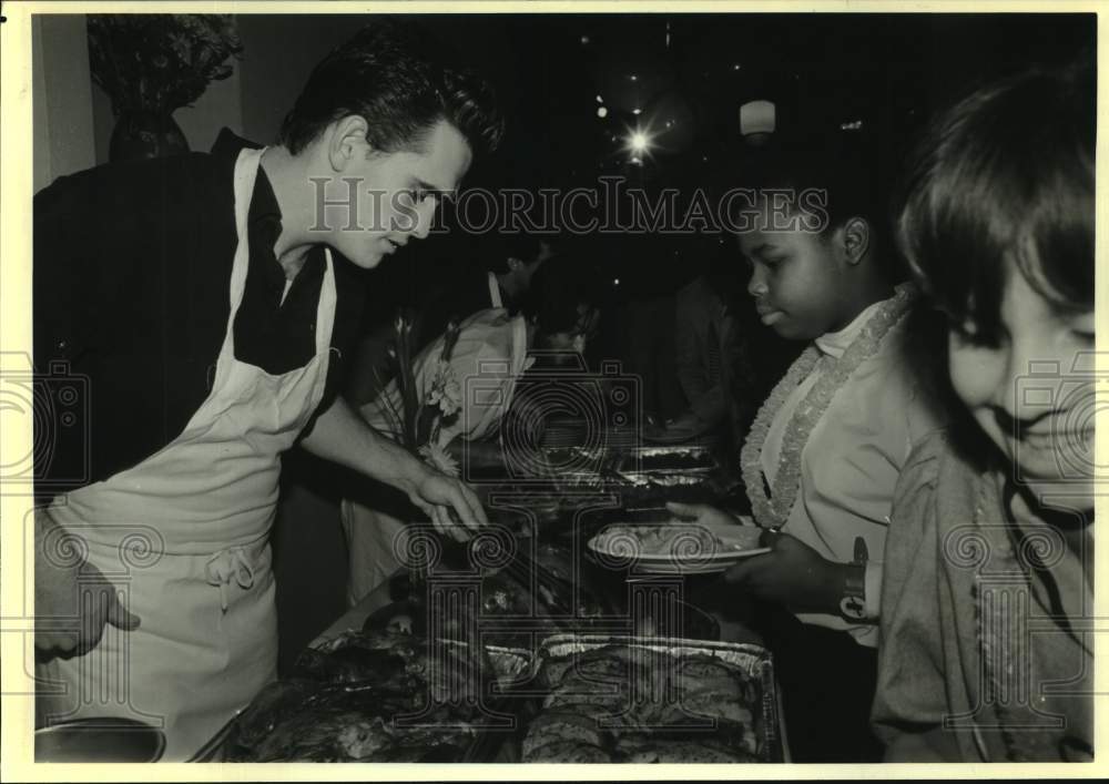 1987 Press Photo Actor Matt Dillon serves Thanksgiving to New York homeless girl- Historic Images