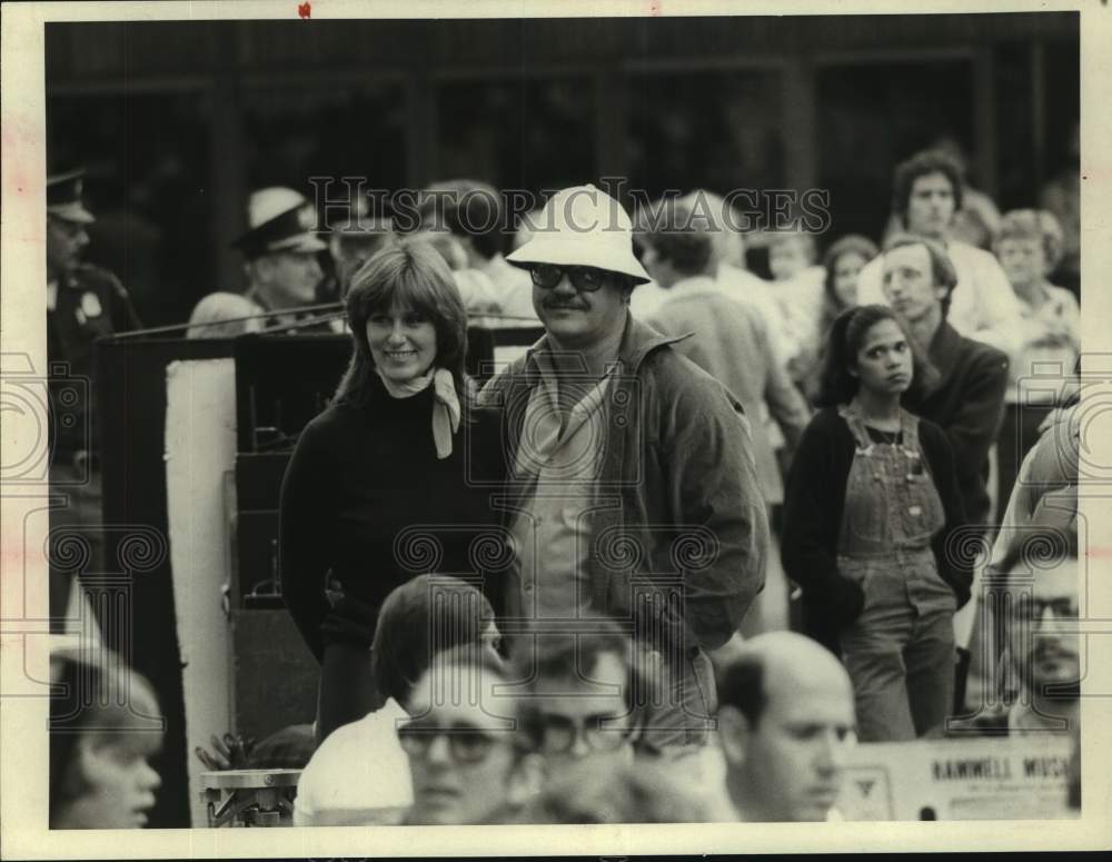 1980 Press Photo Alex Karras with wife Susan Clark among crowd of People- Historic Images