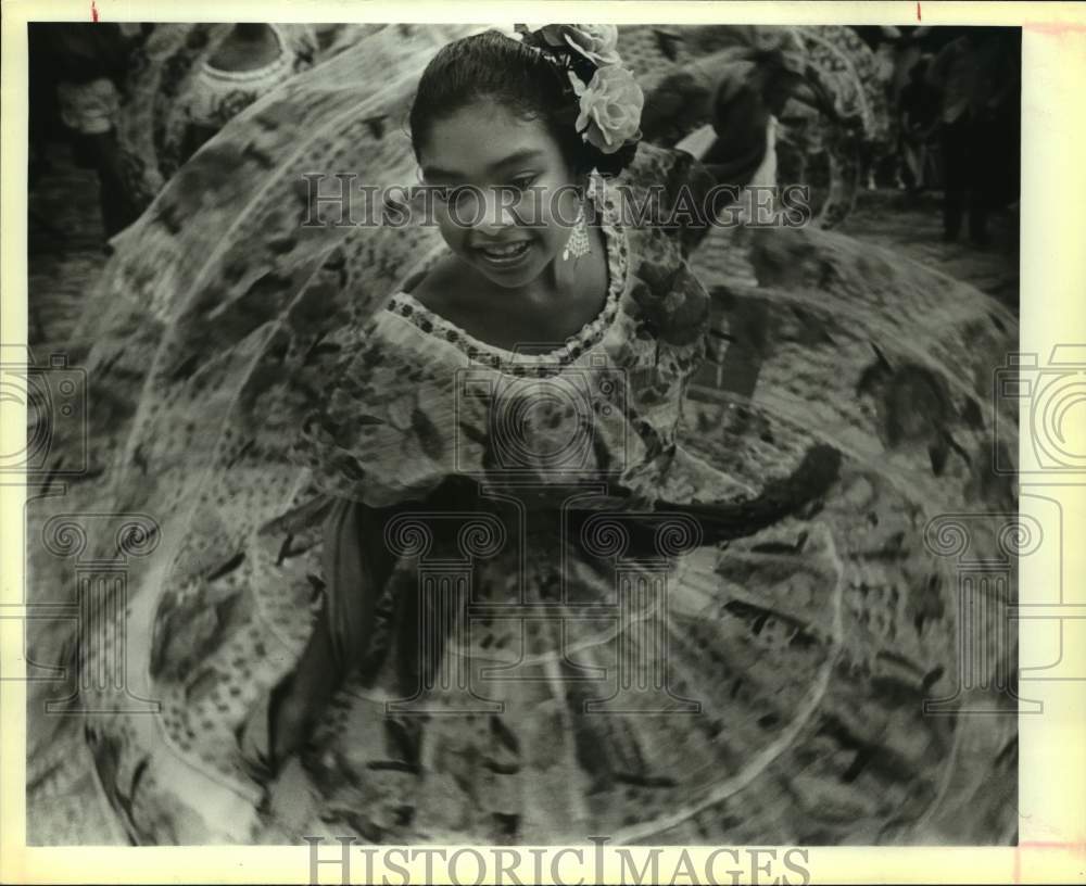 1985 Press Photo Marissa Cantu of Folklorico de Navarro, Southwest Craft Center- Historic Images