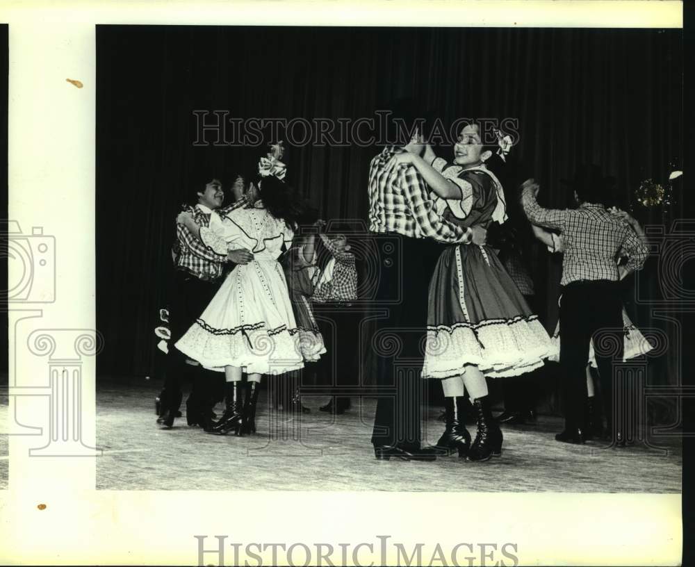 1985 Press Photo Ballet Folklorico de Navarro, City Wide Talent Show at School- Historic Images