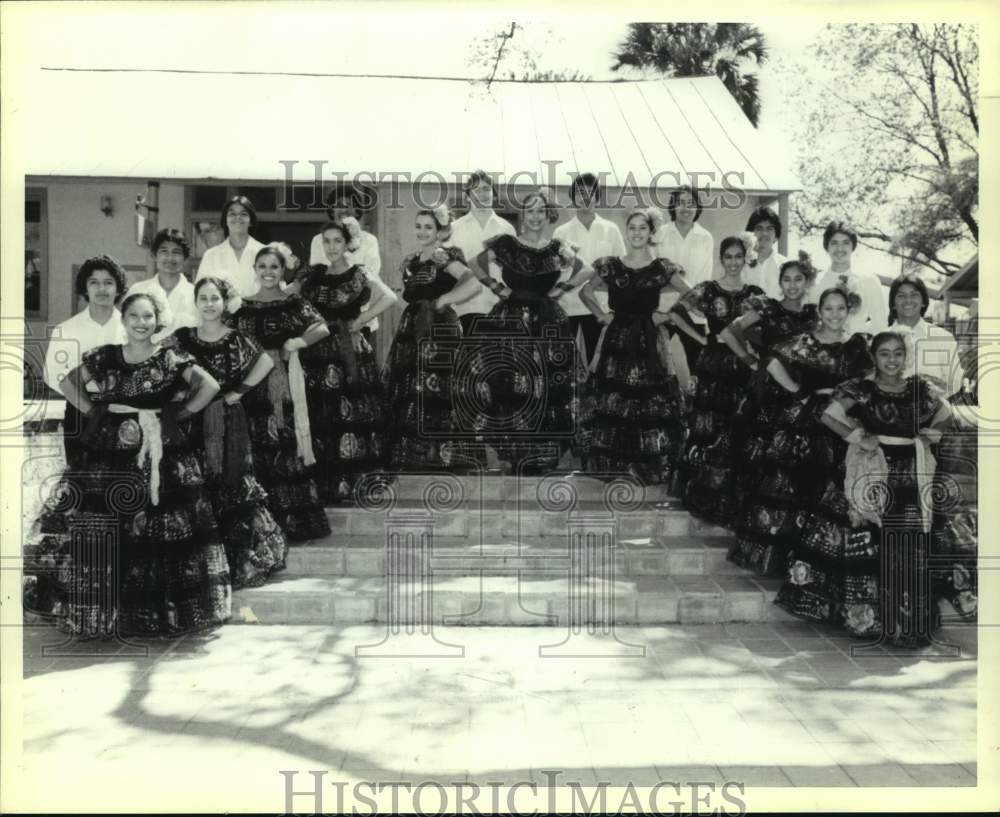 1983 Press Photo Ballet Folklorico de Navarro, Performers in Costume pose- Historic Images