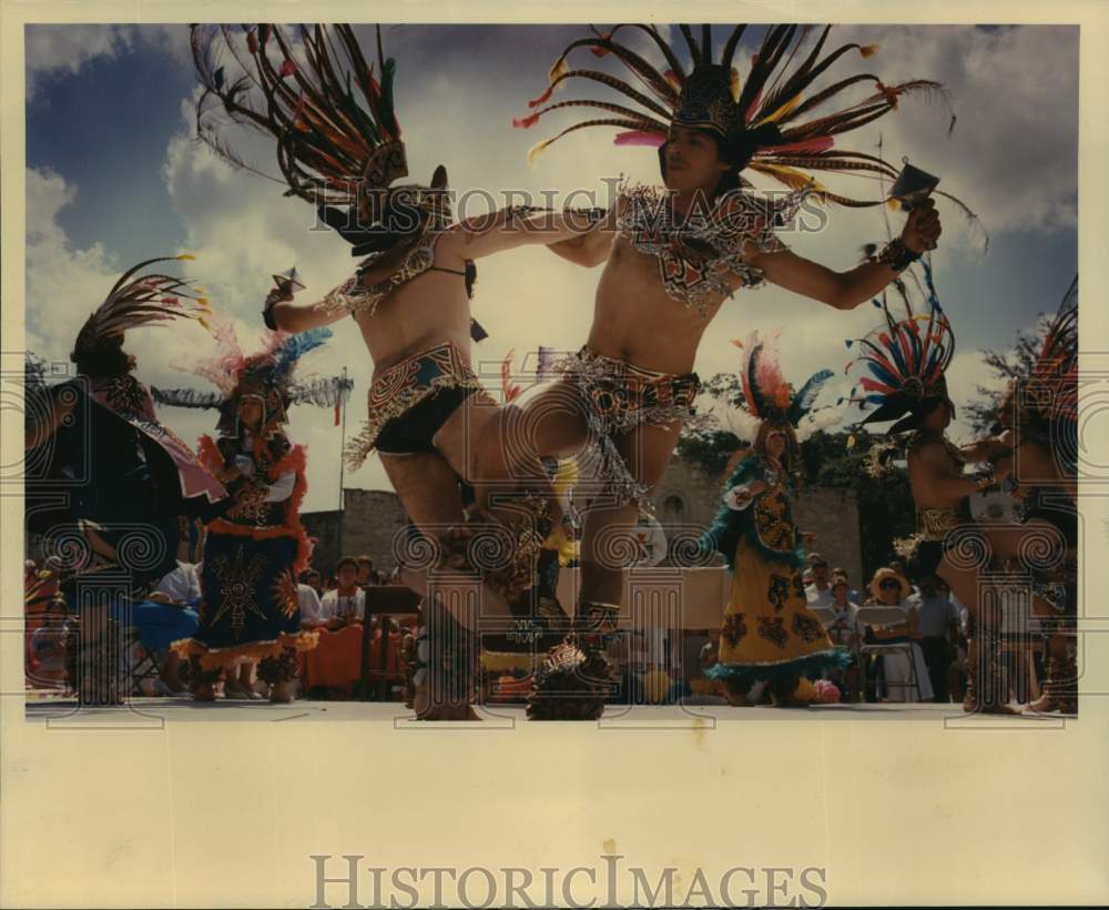 1988 Press Photo Misa Mexicana, Concheros of Ballet Folklorico perform at Alamo- Historic Images