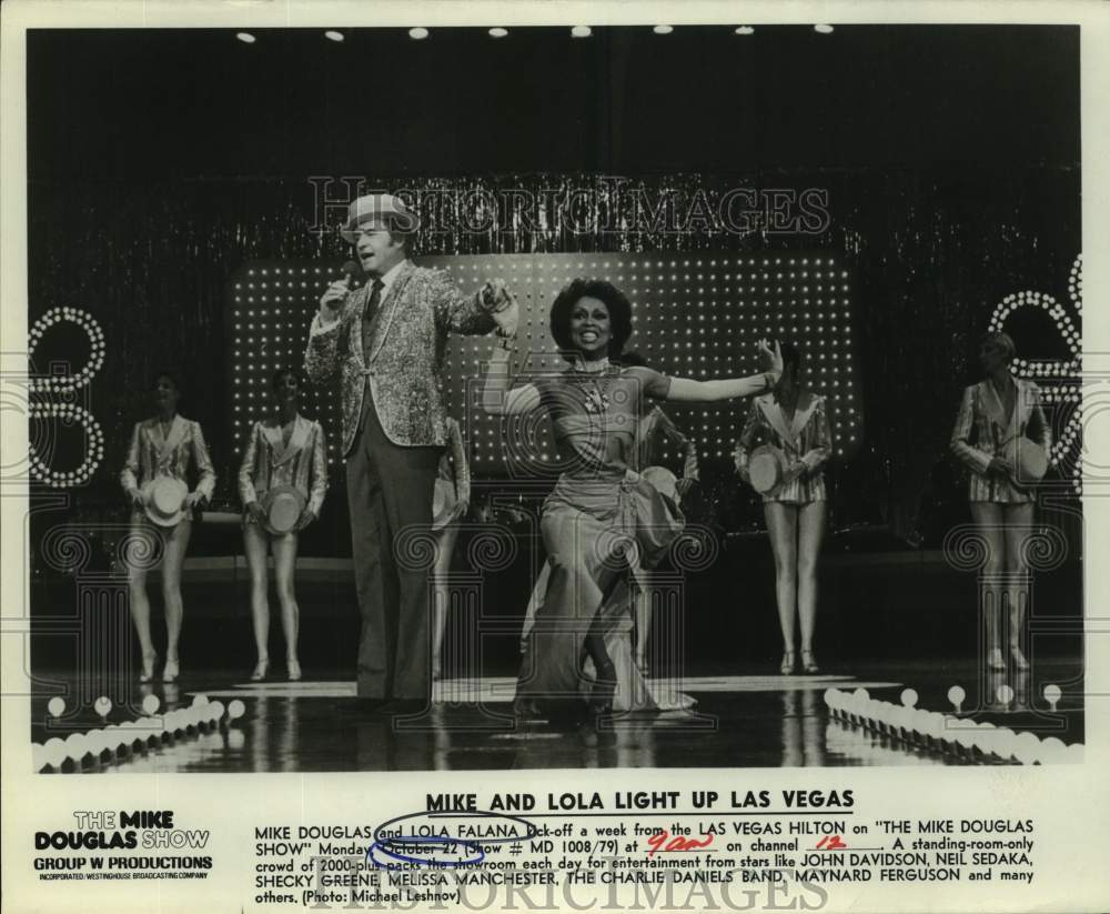 1979 Press PhotoMike Douglas and Lola Falana perform in Las Vegas, Nevada- Historic Images